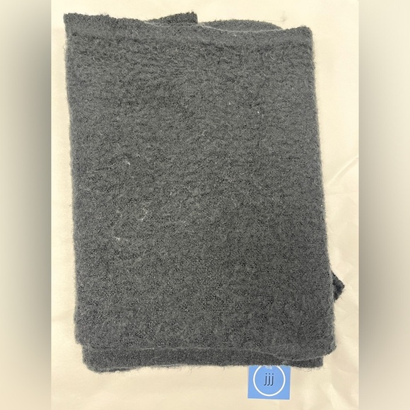 C.C. NWT Black Bias Cut Boucle Knit Scarf - Picture 5 of 8